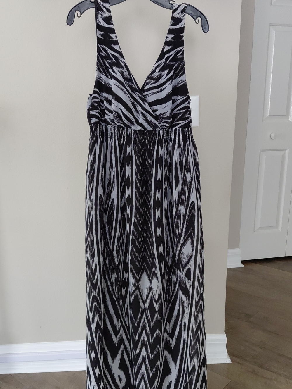 Mesium Soma Black and White Maxi Dress